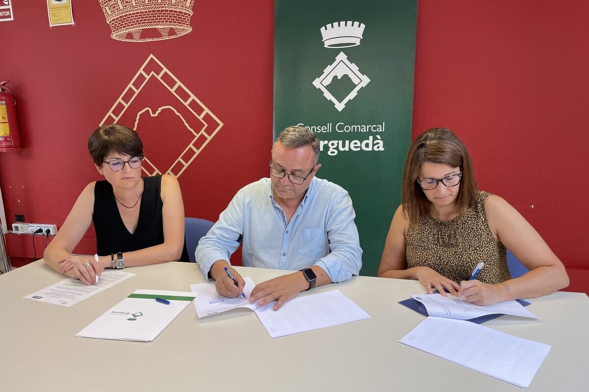 Anna Maria Serra, Josep Lara i Esther Guirada en el moment de la firma del conveni.