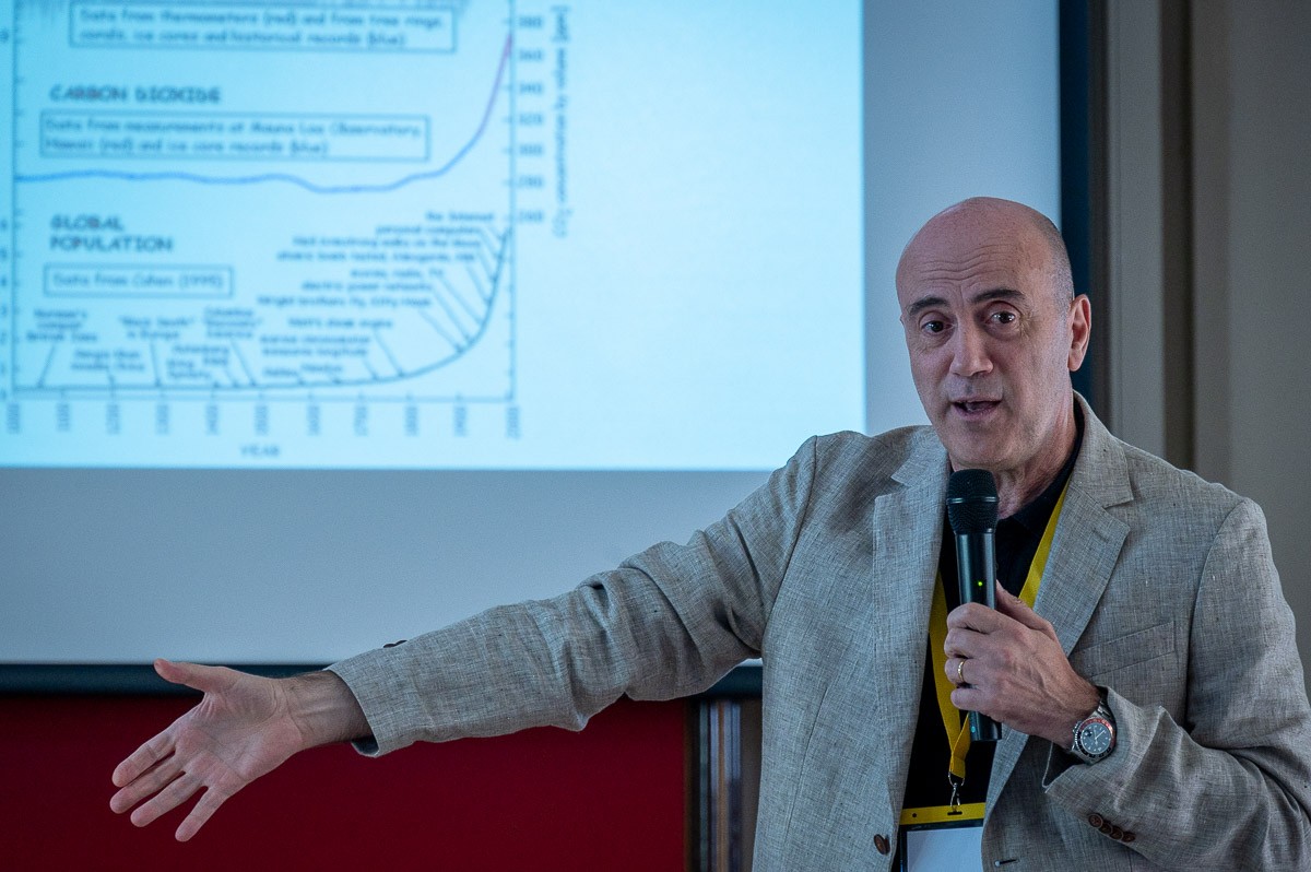 Tomàs Molina en una conferència