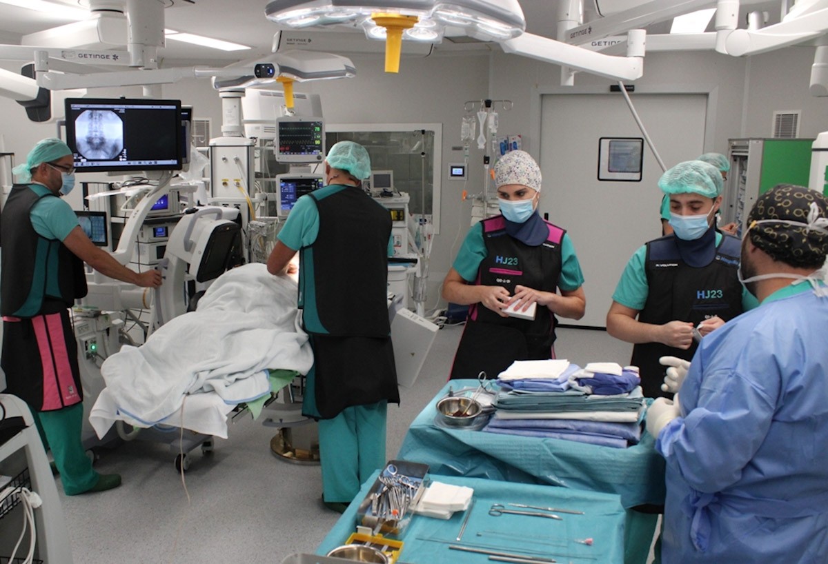 L'equip de sanitaris del Servei de Neurocirurgia de l’Hospital Universitari Joan XXIII preparant-se per fer una discectomia percutània endoscòpica  