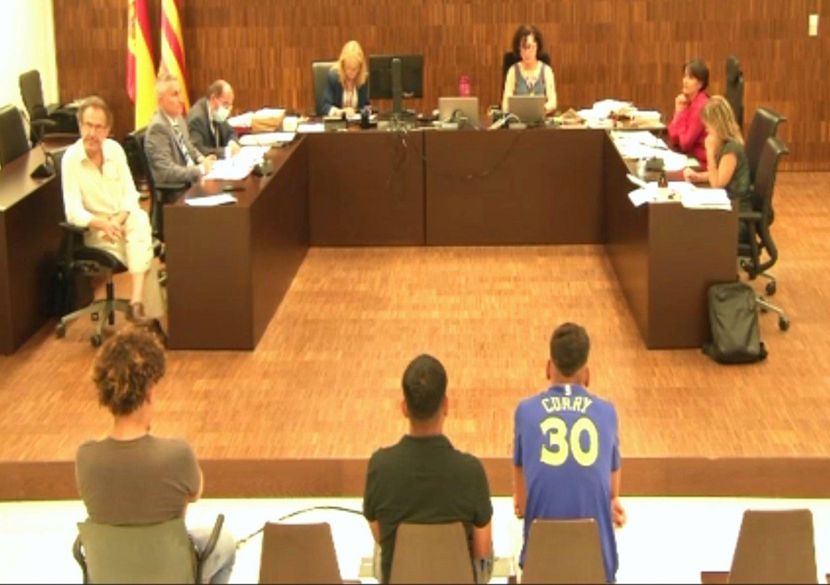 Imatge extreta del senyal de vídeo del judici contra tres joves per una agressió homòfoba el 2019