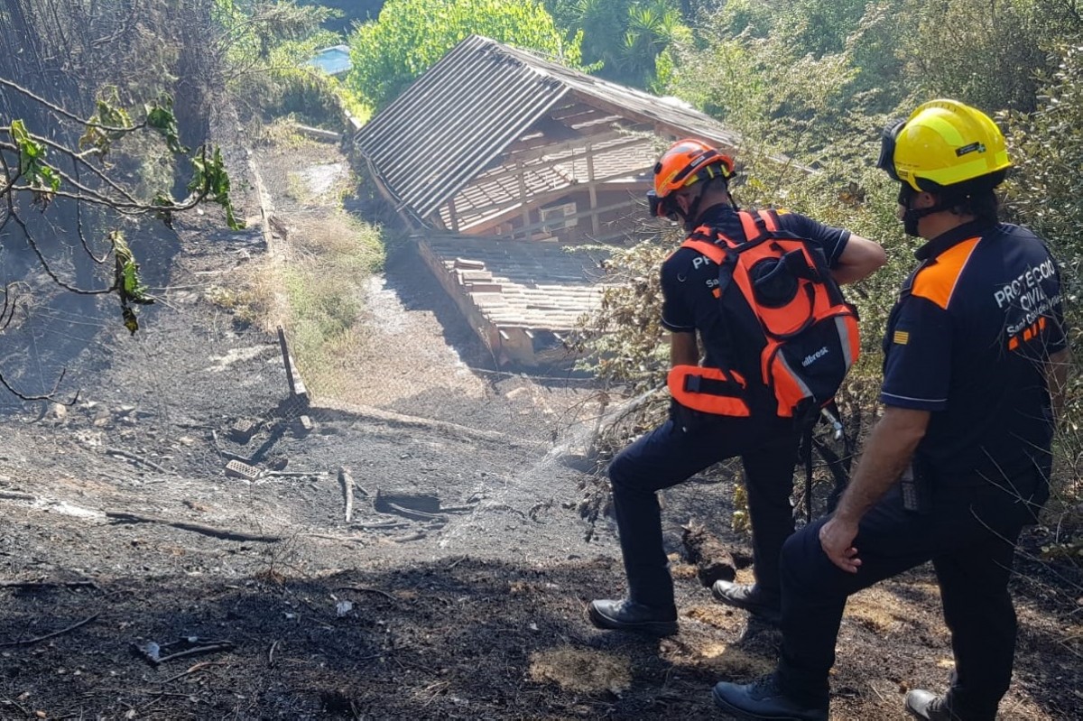 Agents de Protecció Civil remullant l'incendi de la Serra de Galliners