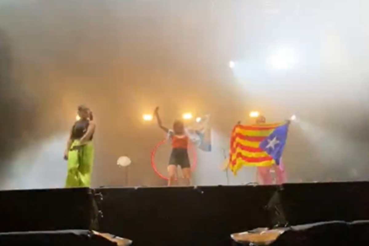 Les cantants mostren una bandera independentista catalana i gallega.