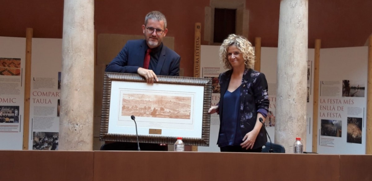 Meritxell Roigé ha fet lliurament a l'alcalde Urquizu d'una reproducció de la il·lustració que al segle XVI va realitzar el pintor flamenc Anton van den Wyngaerde, i que mostra la ciutat de Tortosa en plena època del Renaixement.