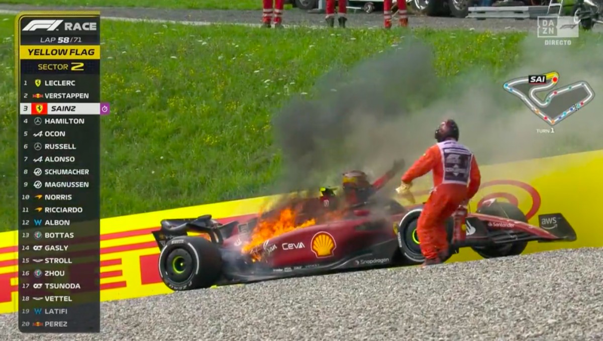 Carlos Sainz amb el seu Ferrari en flames