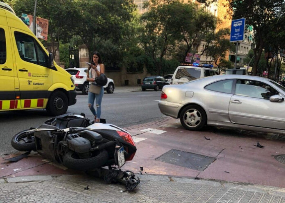 Una imatge d'arxiu d'un accident de moto a Barcelona