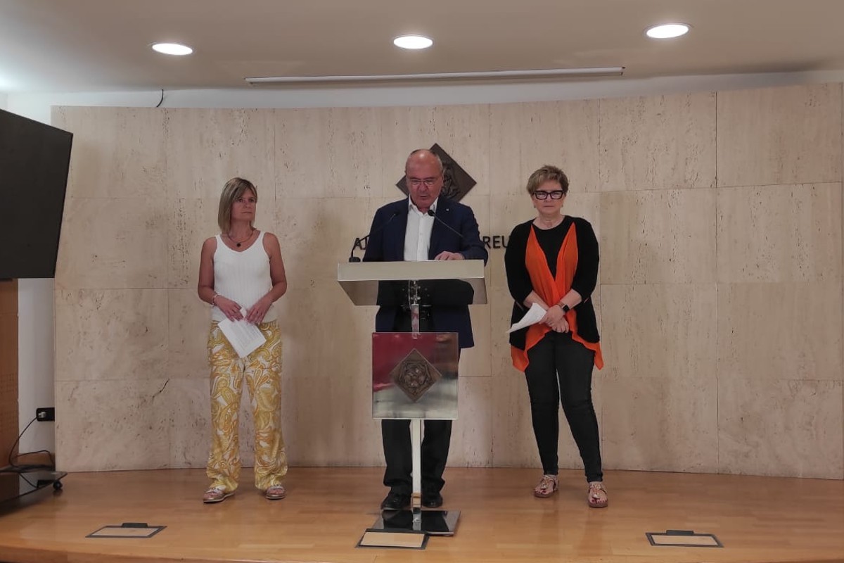 L'alcalde, Carles Pellicer, amb la vicealcadessa, Noemí Llauradó, i la regidora de Promoció Econòmica, Teresa Pallarès. 