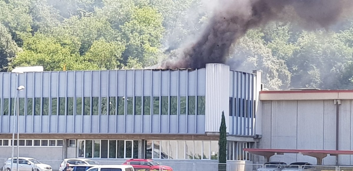 Imatge de l'incendi a la fàbrica de Can Turon
