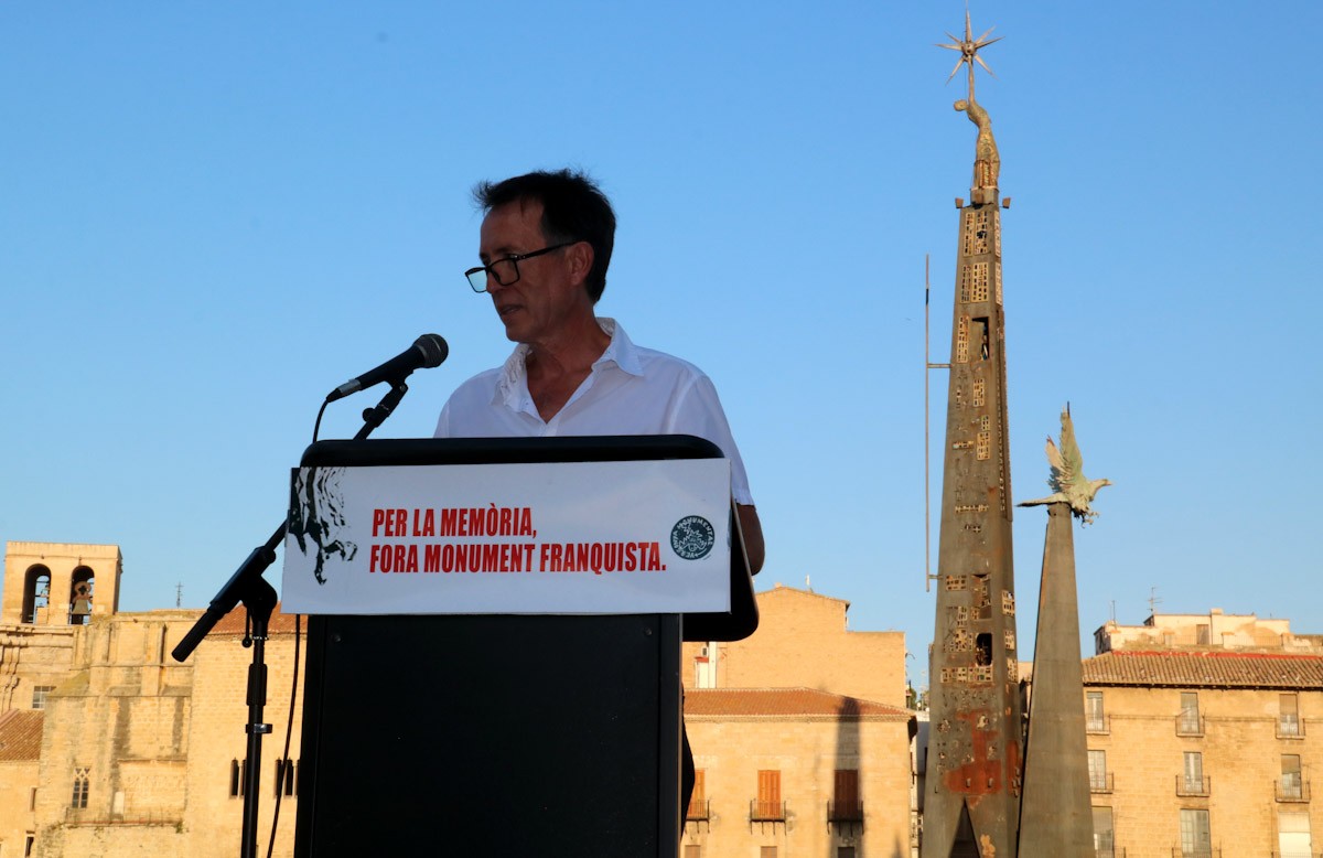 Alonso Navarro, obrint l'acte contra el monument franquista de Tortosa davant del monòlit  