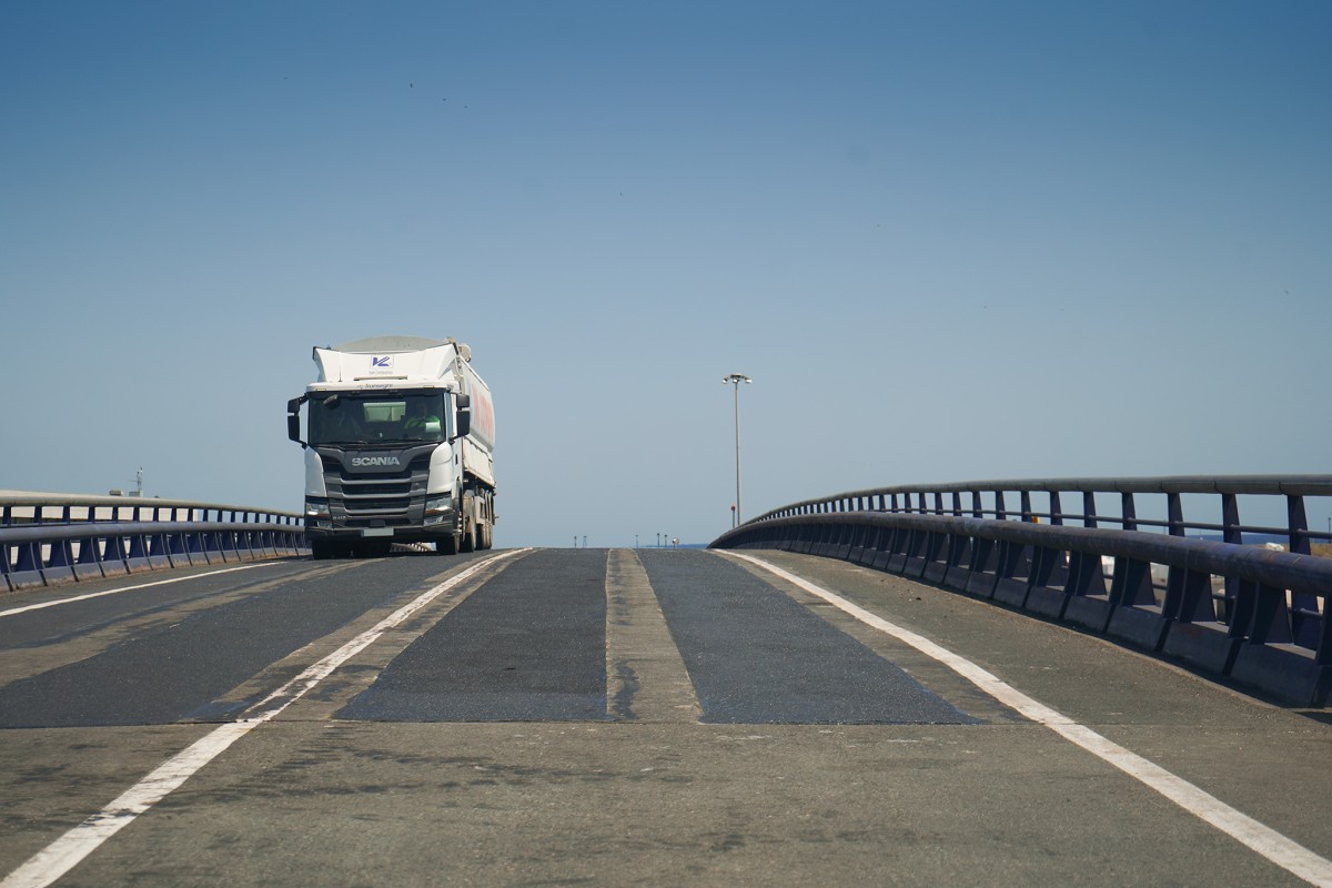 Un camió circula pel reparat pont mòbil del Port Tarragona