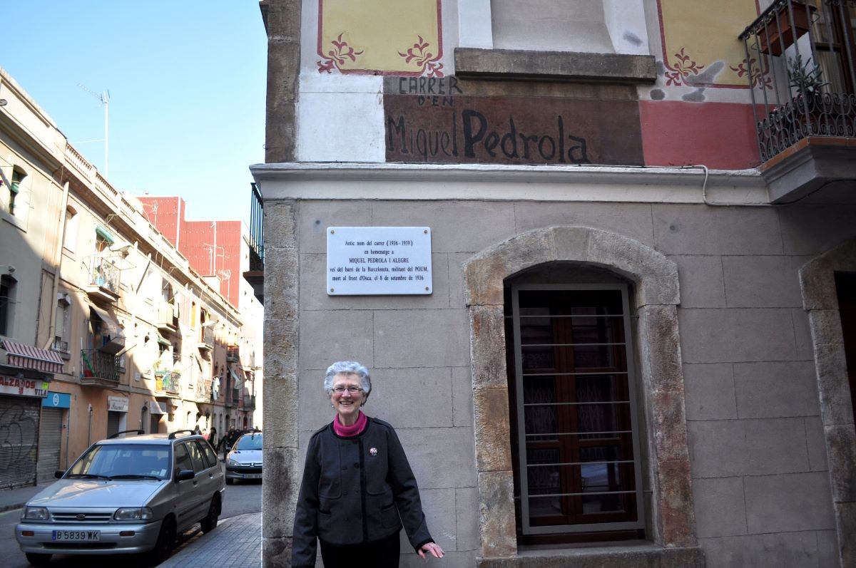 La filla de Pedrola, Amada, al carrer del seu pare
