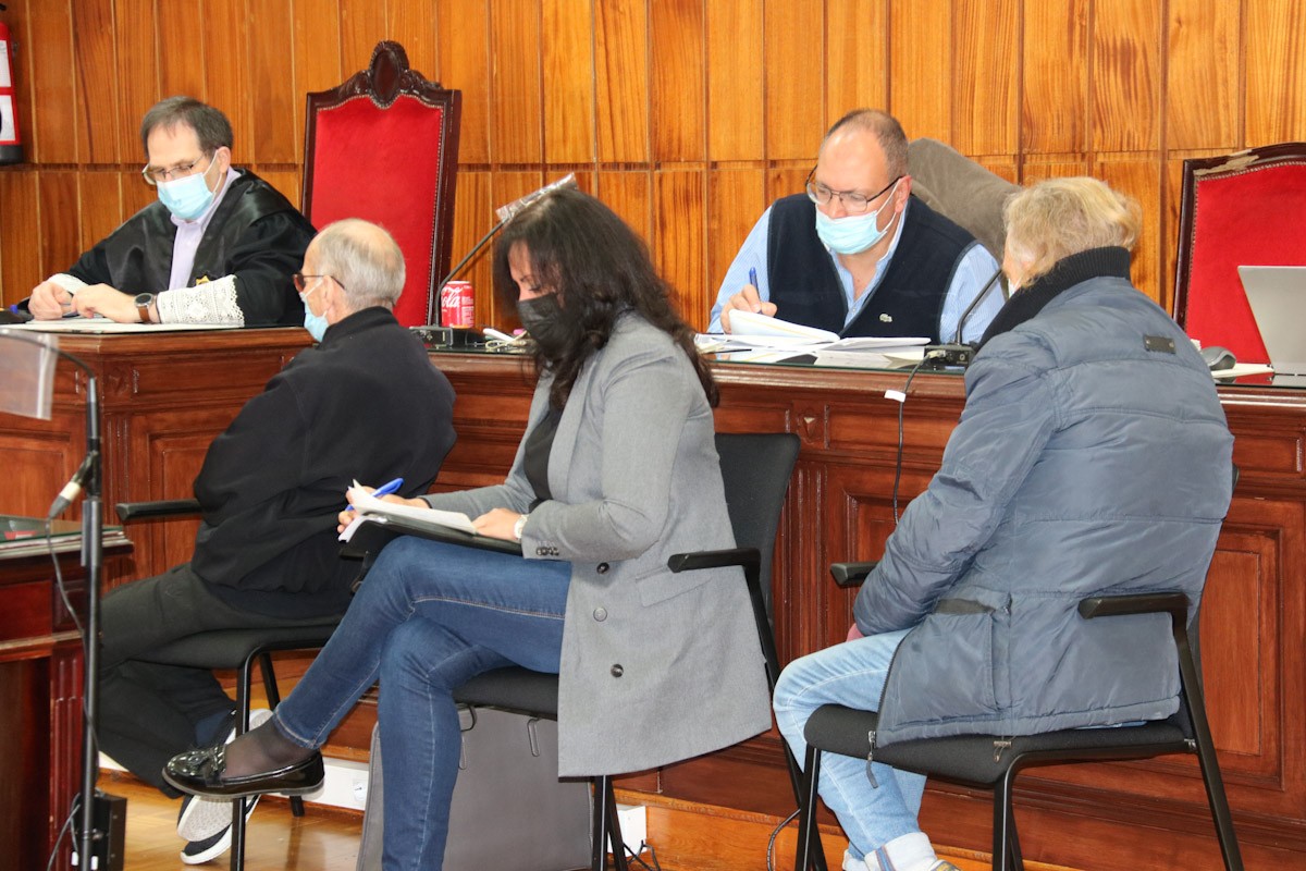 Els dos acusats de la xarxa de pornografia infantil destapada a Tortosa, Jean Luc Aschbacher (dreta) i Christian Arson (esquerra), asseguts al banc dels acusats en el judici a l'Audiència de Tarragona  