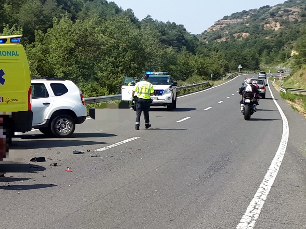 La Guàrdia Civil i els serveis d'emergències mèdiques al punt de l'N-230 on s'ha produït el xoc entre un turisme i una moto