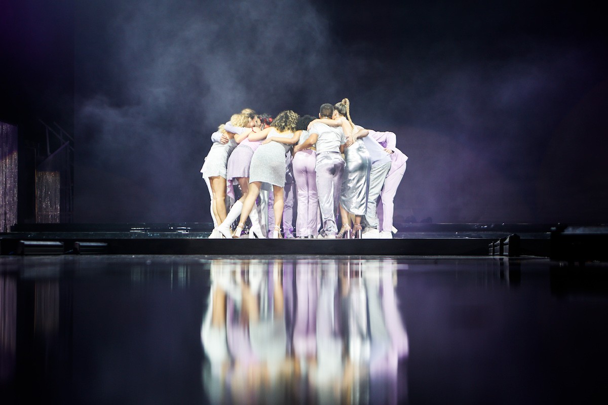 Els 16 concursants d'Eufòria durant la primera cançó del concert al Palau Sant Jordi