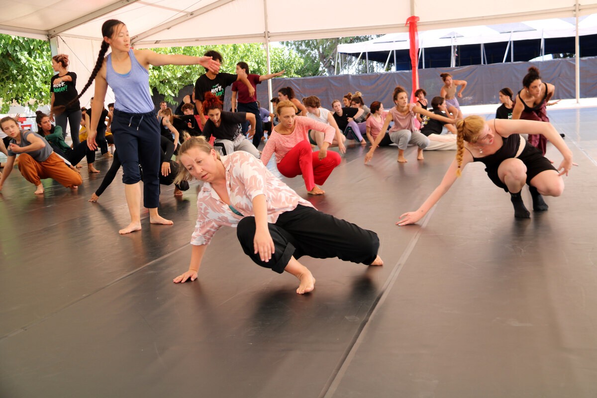 Alumnes participant en les primera classe impartides en el festival Deltebre Dansa