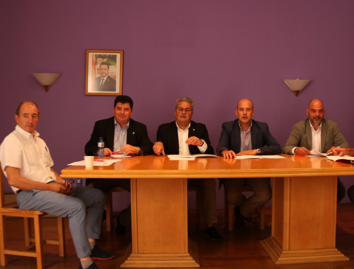Els representants de les Cambres de Comerç de Reus, Terol, Tortosa i l'alcalde de Gandesa, Carles Luz, en la reunió feta per reclamar el desdoblament de l'N-420