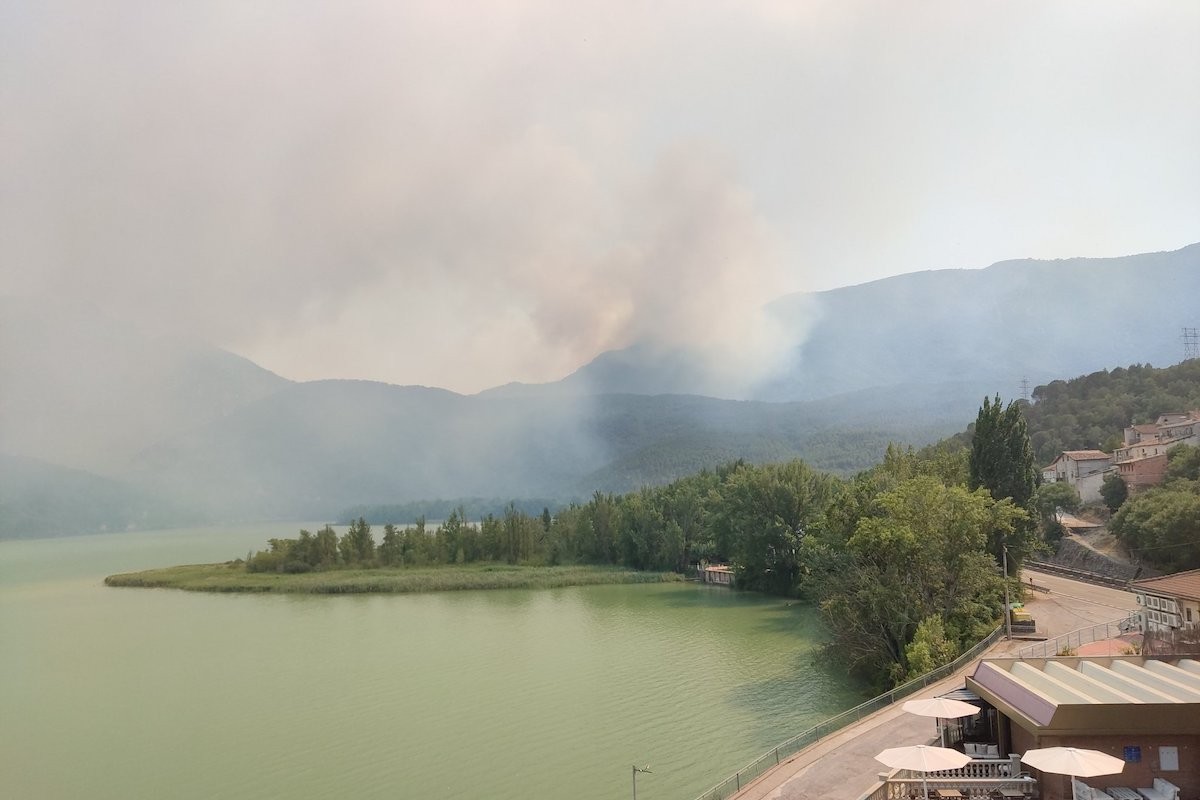 Imatge de la columna de fum de l'incendi del Montsec vista des de Terradets