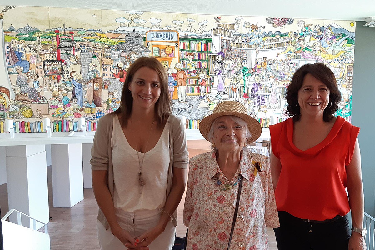 Bet Piella, Pilarín Bayés i Anna Erra, a la inauguració del mural a la biblioteca.