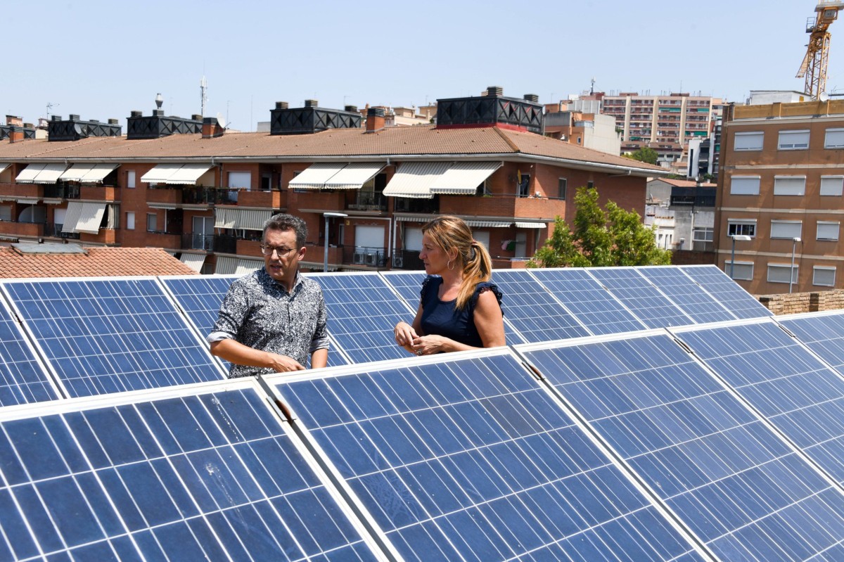 Ana María Martínez i Andrés Medrano presenten el projecte de plaques solars