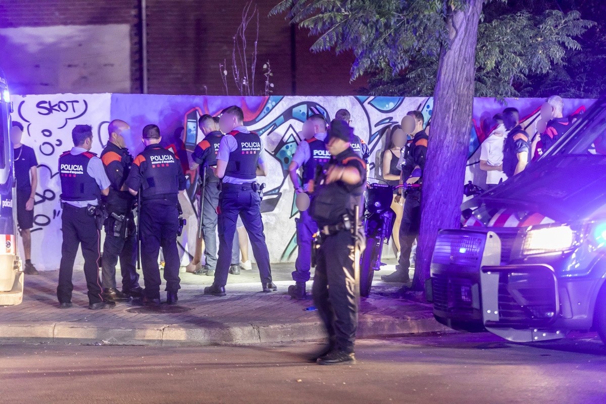 Imatge del macrodispositiu policial a l'exterior de la discoteca Waka de Sabadell 