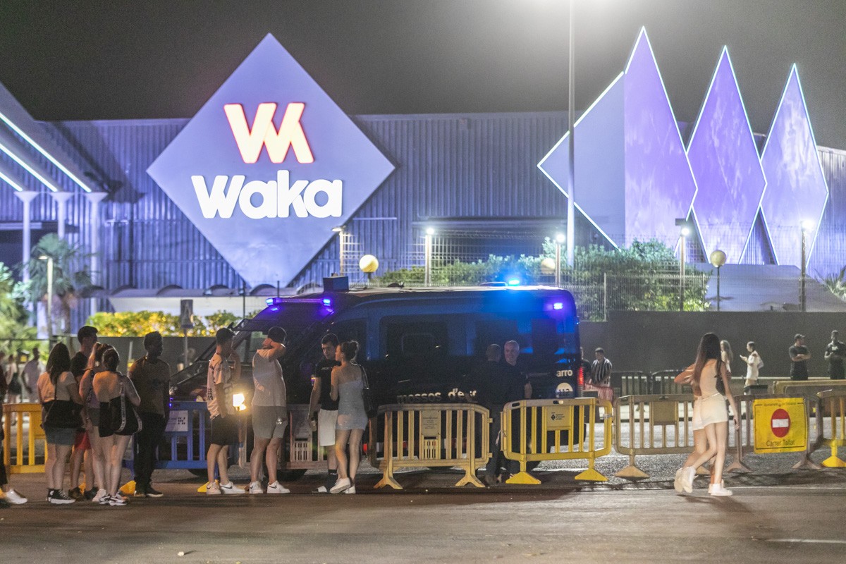 Macrodispositiu policial a l'exterior de la discoteca Waka. 
