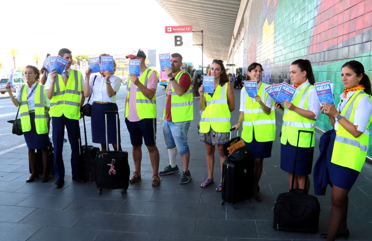 Els treballadors de Ryanair a l'exterior de la Terminal II de l'aeroport del Prat