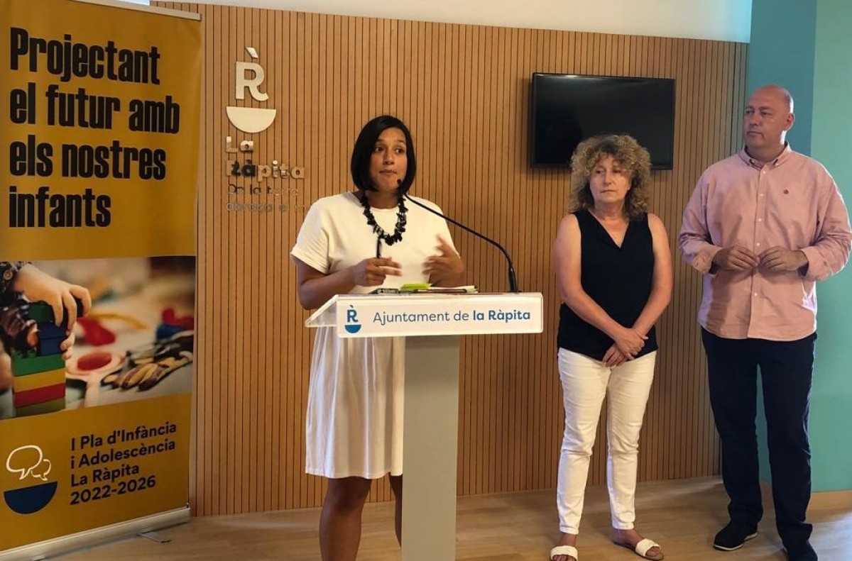 La regidora de Polítiques Socials i Igualtat, Oona Tomàs, declarant a la roda de premsa