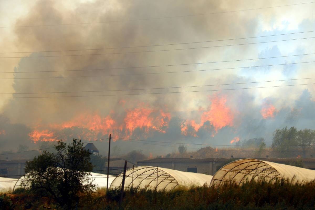 L'incendi del Bages, abans de poder-se estabilitzar, ha cremat 1.700 hectàrees de terreny.
