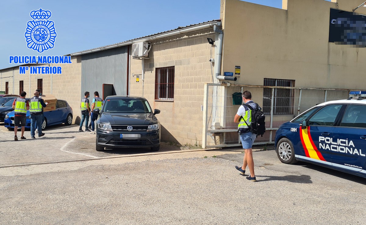 Imatges de l'escorcoll de la Policia Nacional a l'establiment de venda de cotxes de Deltebre  