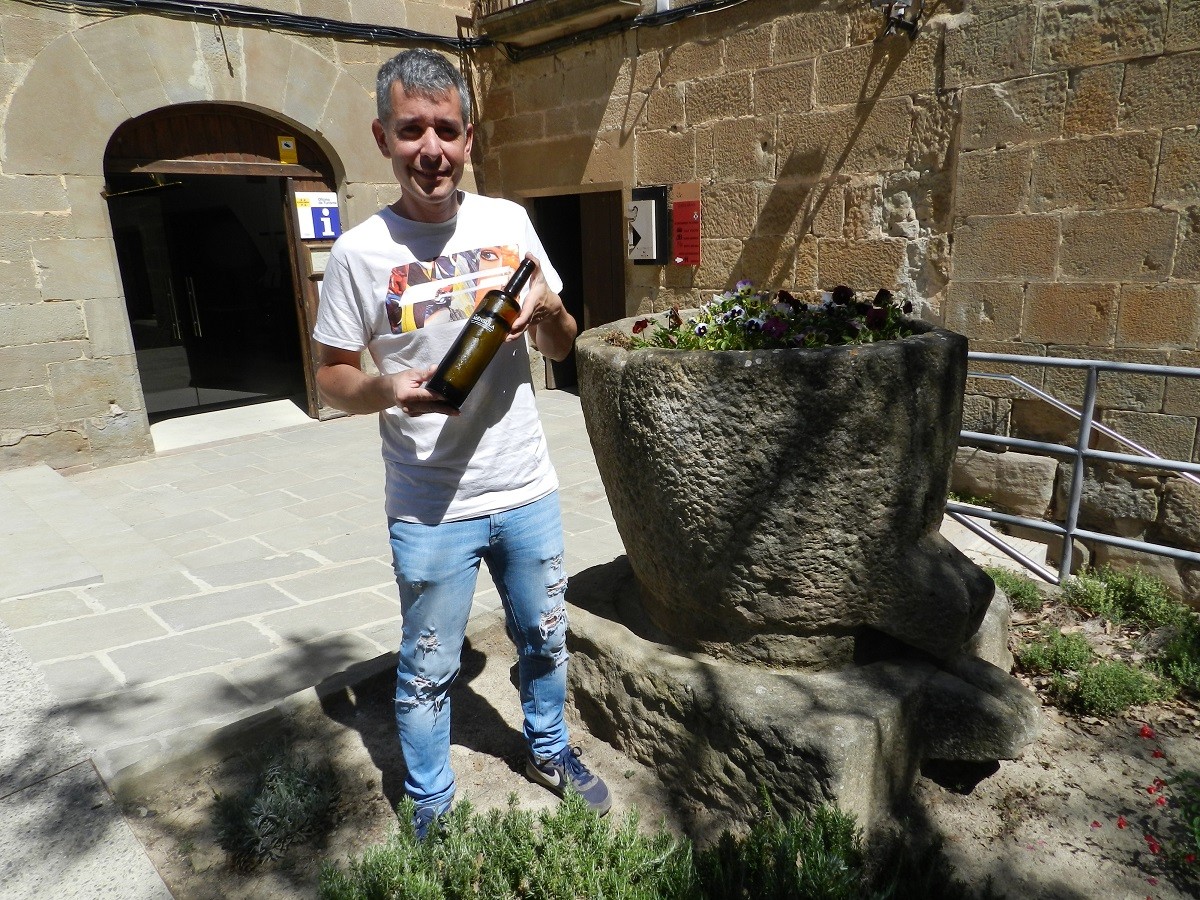 Jordi Molner amb una ampolla del nou vi