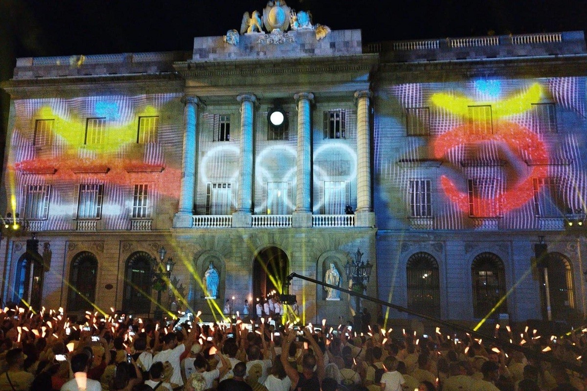 El «mapping» a la façana de l'Ajuntament de Barcelona per commemorar els 30 anys dels Jocs Olímpics