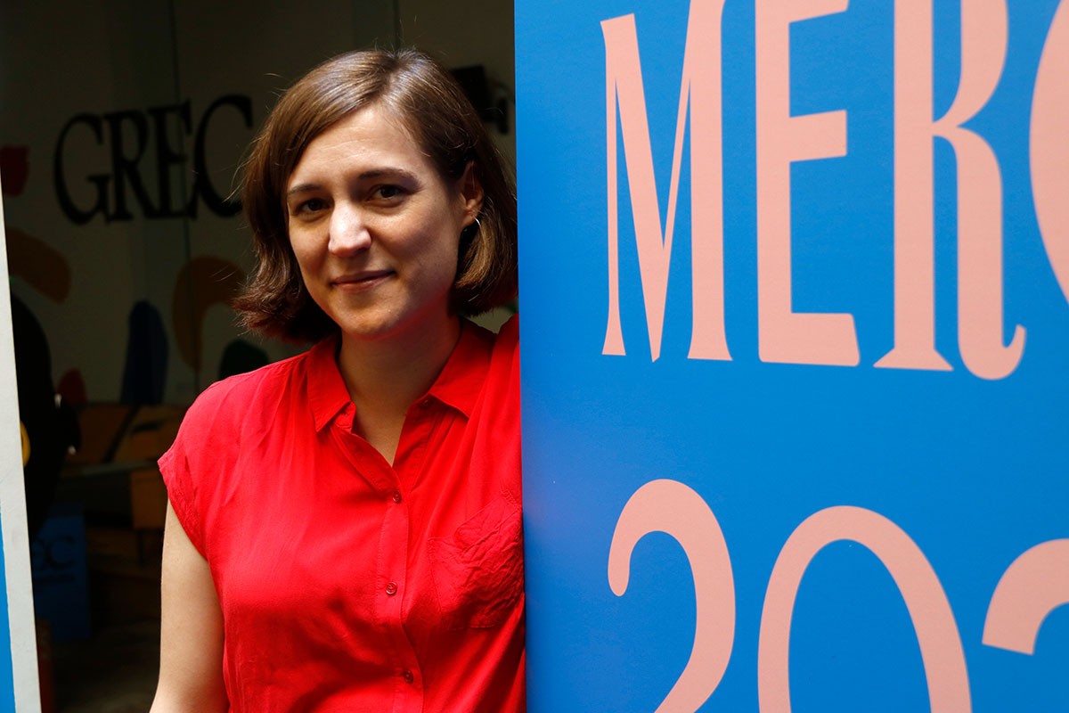 Carla Simón, al costat del cartell de les Festes de la Mercè 2022