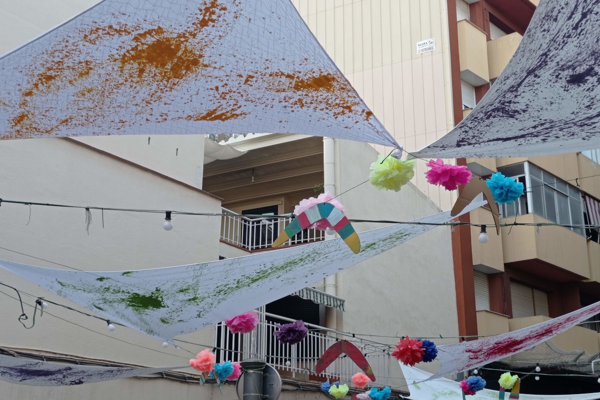 El carrer Sant Jaume de Rubí decorat per les festes del 2022