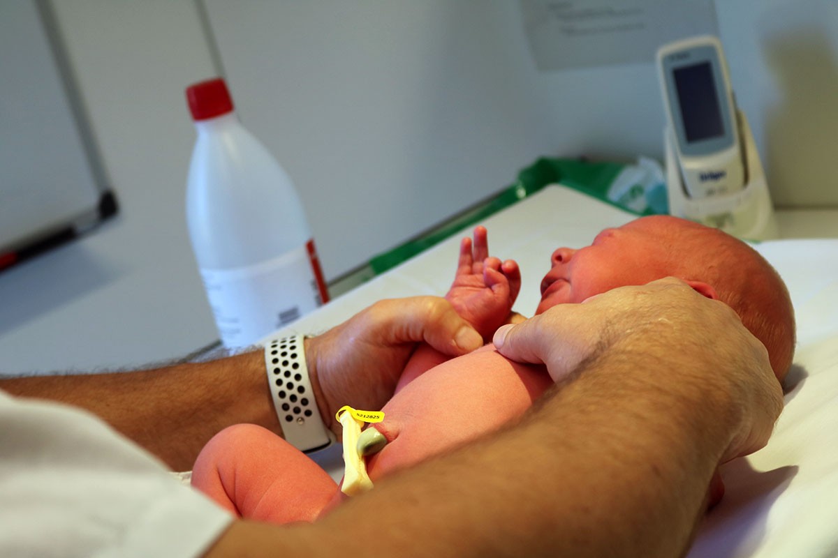 Un nadó a l'àrea de pediatria a l'Hospital d'Olot