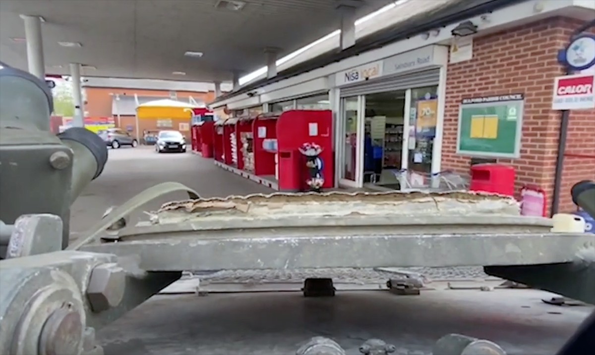 Imatge de l'arribada d'en Gary i el seu tanc a un supermercat