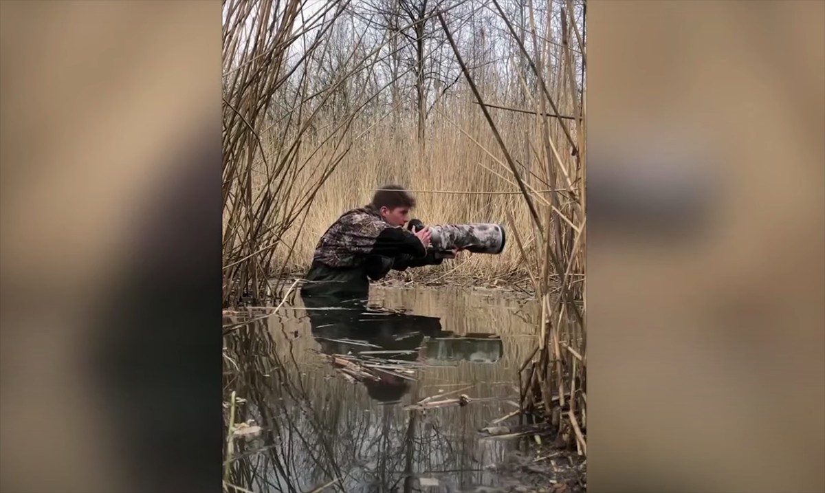 El fotògraf polonès enmig de l'aiguamoll on va estar quatre hores esperant