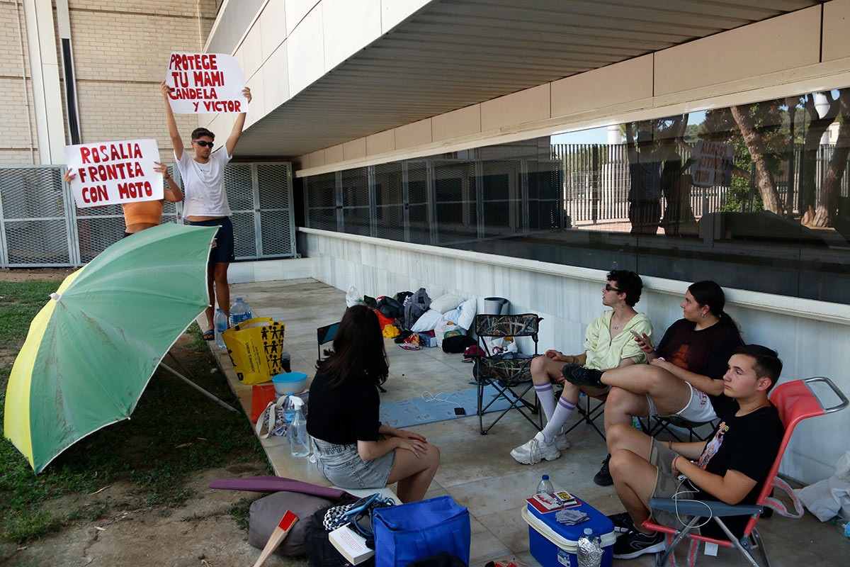 Un grup de fans de Rosalía, acampats als voltants del Sant Jordi