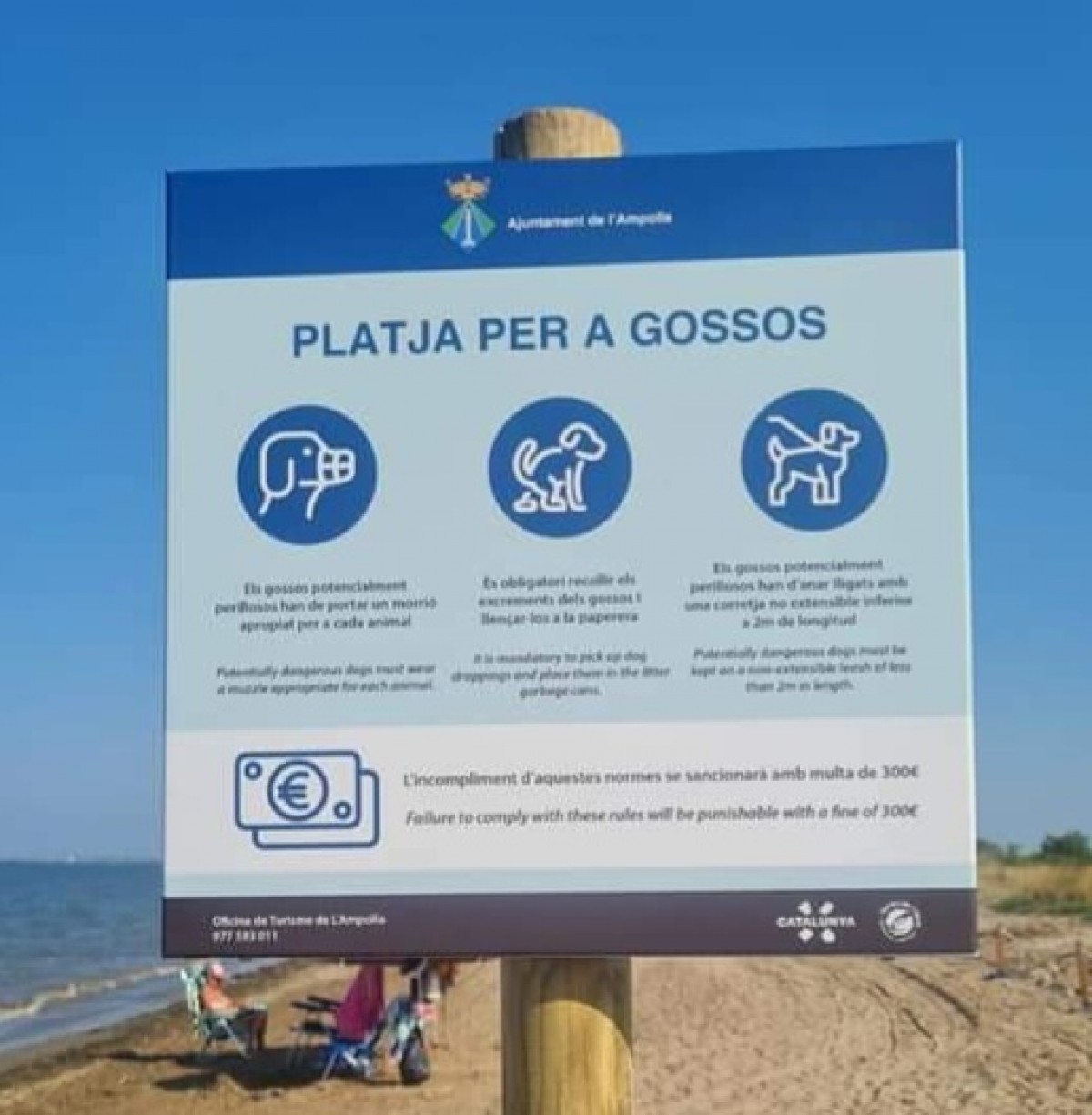 Cartell de senyalització del tram de platja de l'Arenal, a l'Ampolla apta per als gossos 