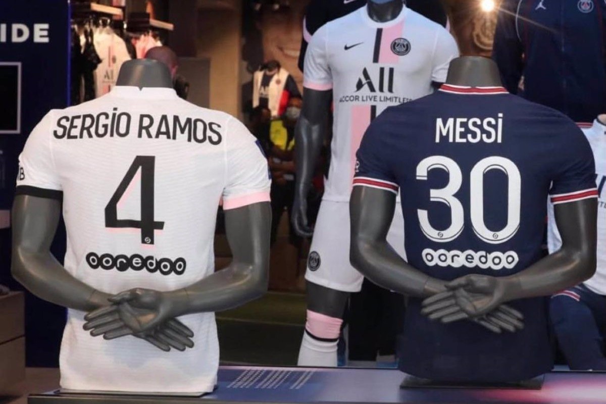 Les samarretes de Messi i Ramos, en una botiga del PSG