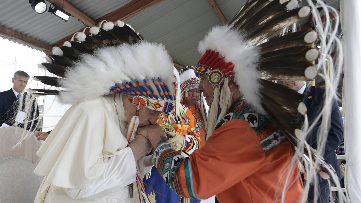 El papa Francesc  besa les mans d'una persona indígena durant una reunió al cementiri de Maskwacisla, al Canadà.