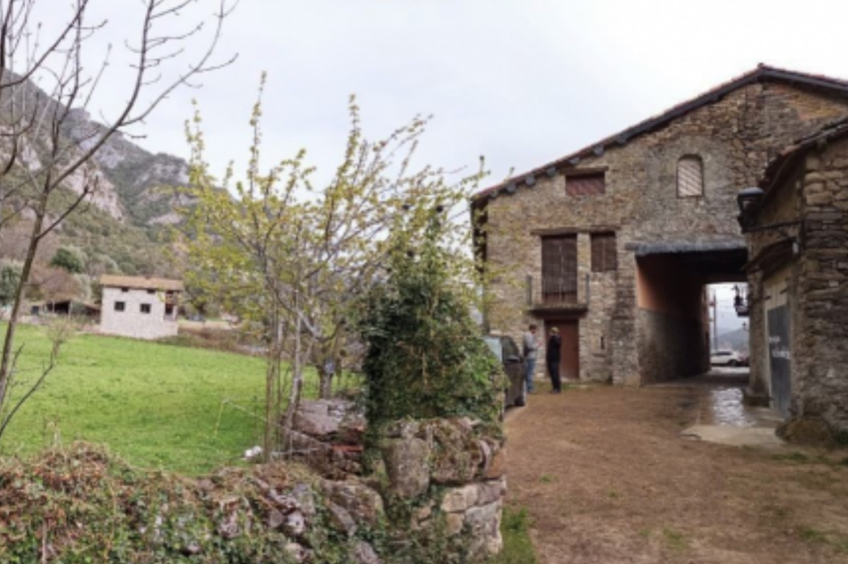 Imatge de Casa Cossant de Balestui i el terreny adjacent