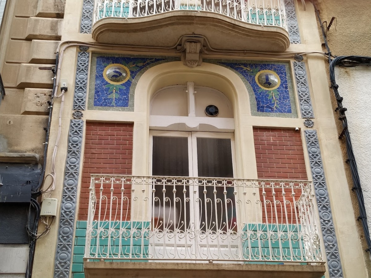 Una imatge de detall de la façana de la casa Laguna, de Pere Caselles 