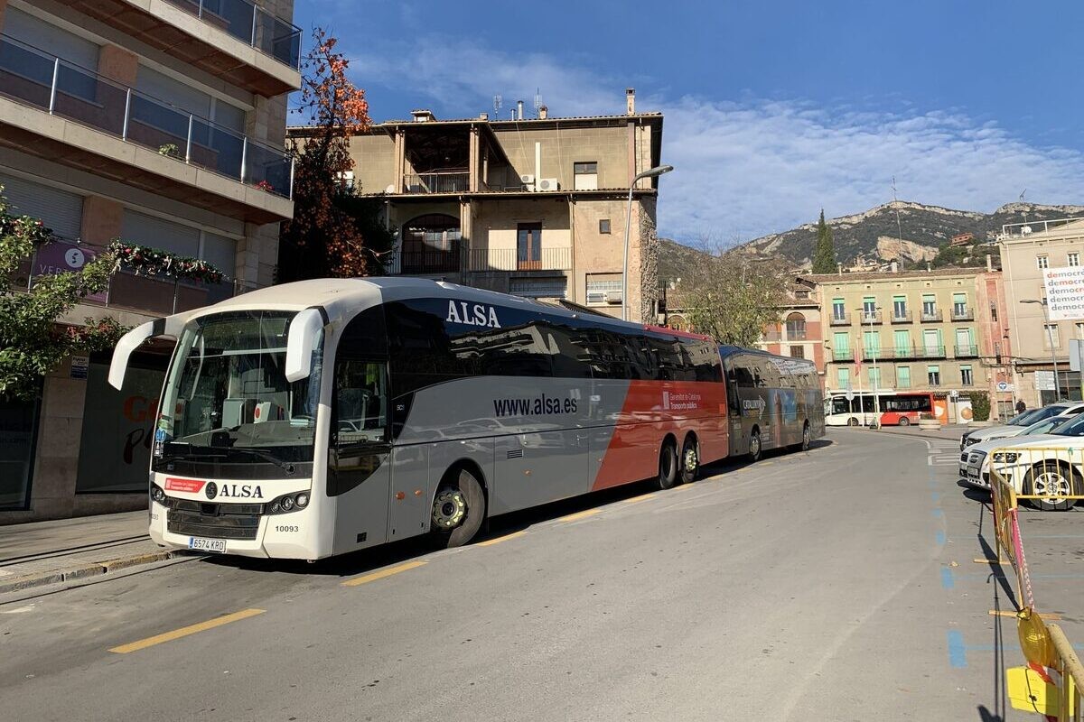 Un bus estacionat al Passeig de la Pau de Berga.