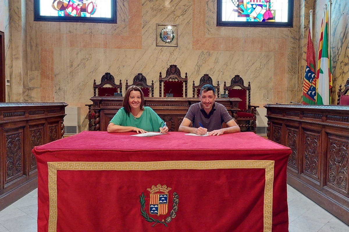 Esther Guirado i Ivan Sànchez durant la signatura a la sala de plens de l'Ajuntament de Berga