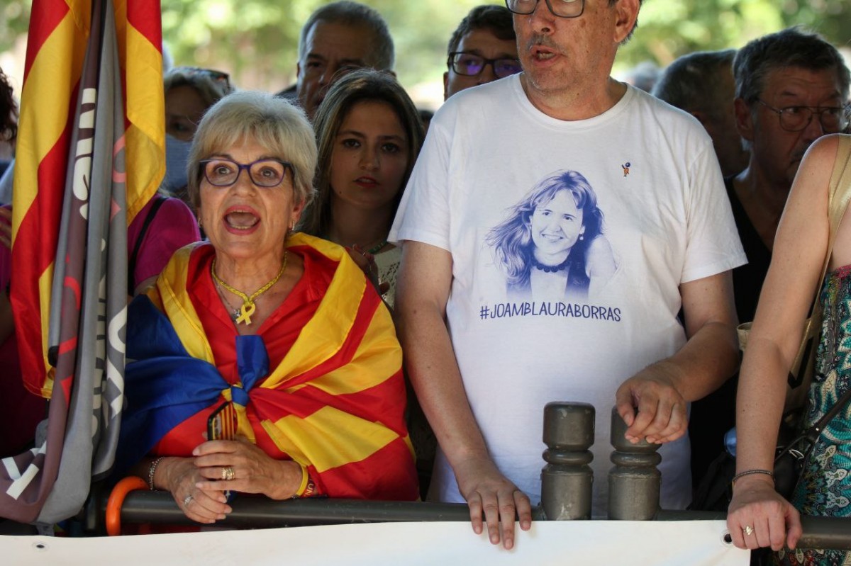 Dos manifestants que han volgut acompanyar Borràs a la Ciutadella