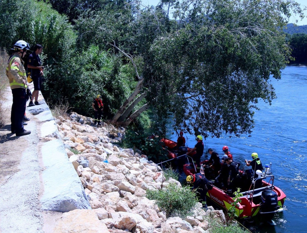 Operatiu de recerca dels bombers i els mossos buscant el cos del jove desaparegut a l'Ebre, a Benissanet, al punt on es va tirar al riu per banyar-s'hi