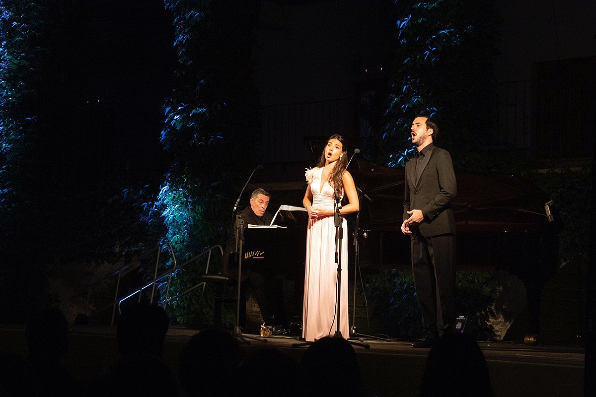 Serena Sáenz i Carles Pachón durant el concert als Jardins de Sant Benet de Bages