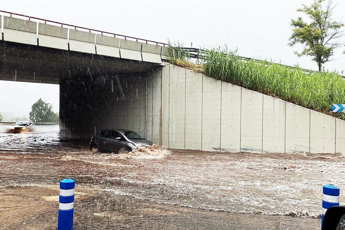 La rotonda del Petrocat inundada aquest divendres a la tarda