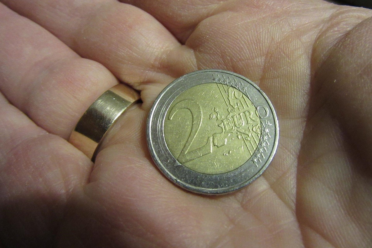 Una moneda de dos euros, en una imatge d'arxiu