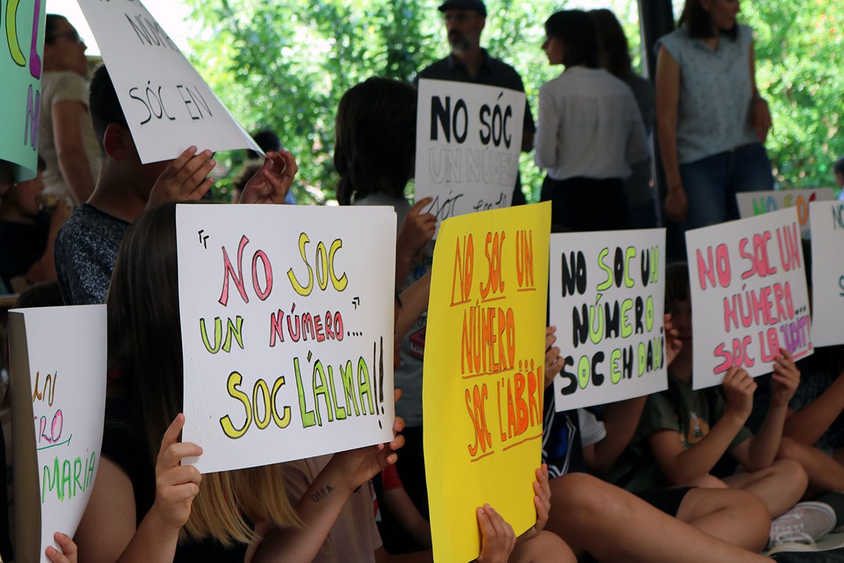 Alguns alumnes de l'escola Sant Roc amb cartells en una protesta al mes de juny