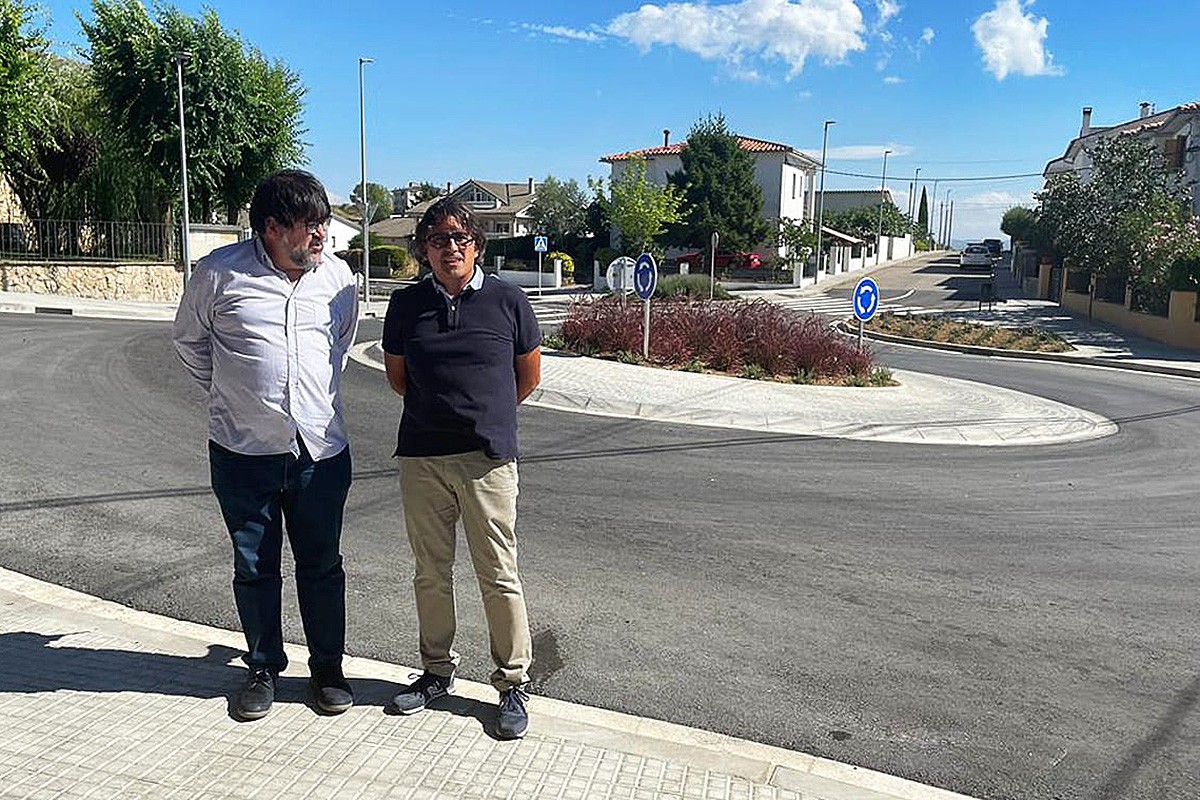 Visita de la reordenació de la travessera de la BV-4601 a Sant Bartomeu del Grau, del diputat Pere Pons, i l'alcalde, David Puyol.